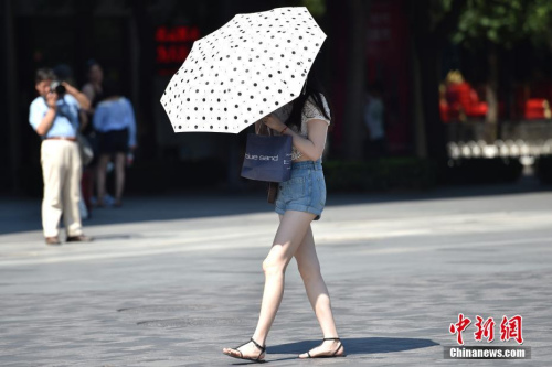 资料图：北京持续发布高温黄色预警，街头美女清凉出行。<a target='_blank' href='http://www.chinanews.com/' >中新网</a>记者 金硕 摄