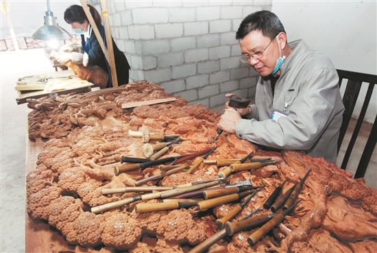 从原木到成品家具需要一定的制作时间，这期间市场风险难料，对于很多家具商来说压力倍增。 （CFP 图）