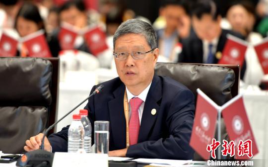 外交部原副部长何亚非发表“一带一路”相关意见。　李晨韵 摄