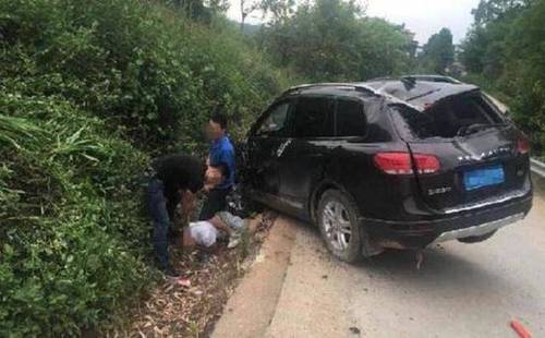 警察抓毒跃上贩毒车 被拖行一公里终将毒贩逼停