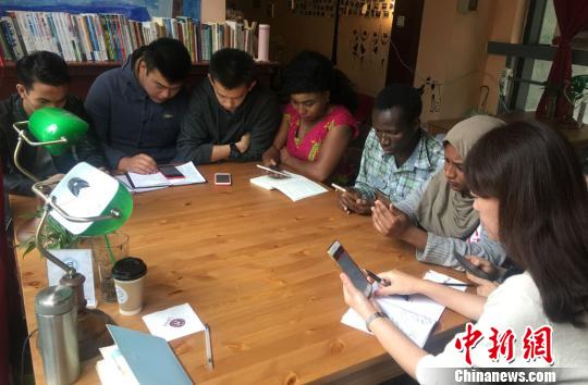 中国侨网随着高考的结束，一道关于“留学生关注的‘中国关键词’”高考作文题，引起西北师范大学留学生的热议。在老师的引领下，来自苏丹、泰国、加纳、吉尔吉斯斯坦等国的同学通过交流探讨，提高汉语水平，同时加深对中国的了解。　刘玉桃　摄