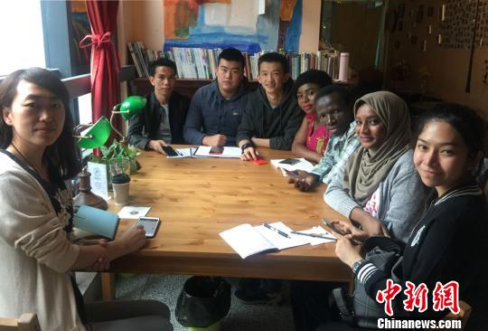 图为同学们一起讨论交流。　刘玉桃 摄