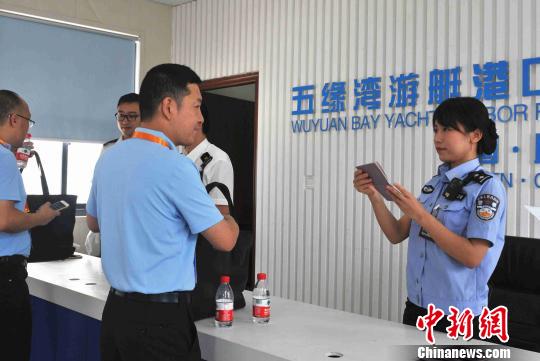 边检工作人员查验证件，提供快速通关服务。　吕倩玲 摄