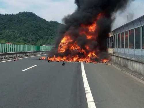 高速一货车被烧光 发现车里载着200个灭火器