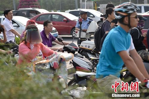 6月21日上午，北京仰山桥下十字路口早高峰。<a target='_blank' href='http://www.chinanews.com/' >中新网</a>记者 金硕 摄