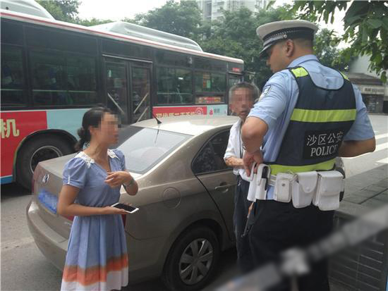 陌生老汉坐女司机车里不走