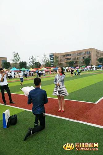四川大学生毕业典礼现场霸气求婚:明年我要当爸爸