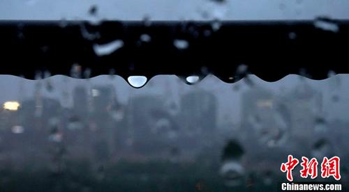 6月23日，雨中的北京。6月22日晚间至23日，北京持续降雨。<a target='_blank' href='http://www.chinanews.com/'>中新社</a>记者 侯宇 摄
