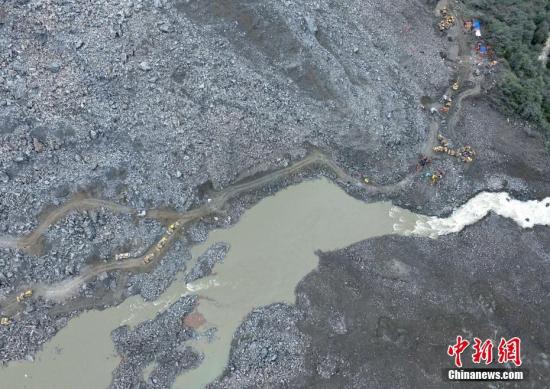 航拍四川茂县山体垮塌救援现场。<a target='_blank' href='http://www.chinanews.com/'>中新社</a>记者 刘忠俊 摄