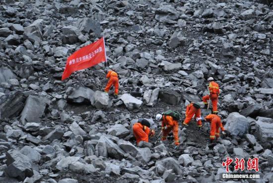 6月24日，拍摄的救援现场。当日，四川茂县叠溪镇新磨村新村组富贵山山体突发高位垮塌，导致62户120余人被掩埋。目前，大批救援人员正在现场展开紧张救援工作。 刘忠俊 摄