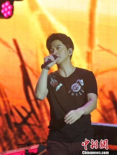 李健的声音清澈、清新，在他淡雅柔和的声调中，温暖了现场所有乐迷的心。　刘占昆　摄