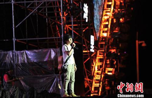赵雷献唱《南方姑娘》《成都》等歌曲，引起现场粉丝齐声合唱。　刘占昆　摄