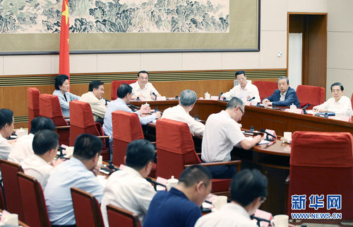 　　6月22日，中共中央政治局常委、国务院总理、党组书记李克强主持国务院党组理论学习中心组学习讲座，就新一轮世界科技革命和产业变革若干前沿领域发展态势进行专题学习。新华社记者 姚大伟 摄