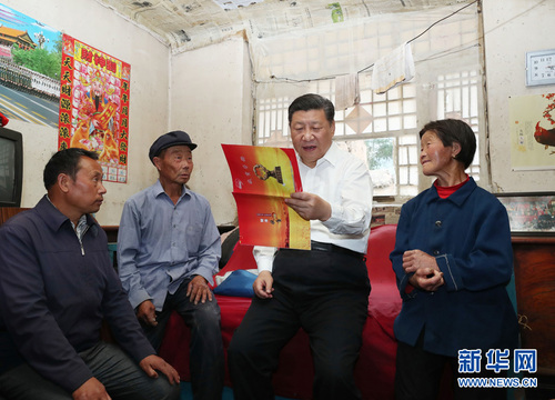 6月21日，中共中央总书记、国家主席、中央军委主席习近平到山西考察调研。这是习近平来到忻州市岢岚县赵家洼村看望贫困村民刘福有。新华社记者 庞兴雷 摄