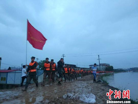 武警部队在救援一线 胡徐峰 摄