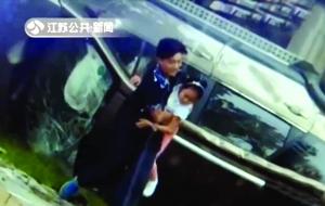 轿车与自行车相撞 骑车少年忍痛救出车内被困女童
