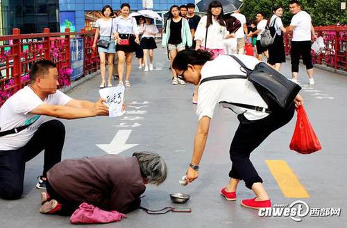 男子举牌揭示职业乞丐 年轻女子看牌后仍然给钱