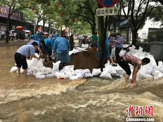 图为兰溪民众协力堆沙包，严防死守汛情 奚金燕 摄