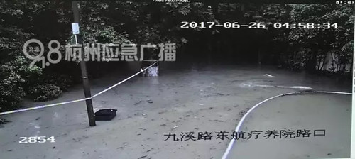 钱塘江流域暴发建国后第二大洪水 百年古桥被冲毁