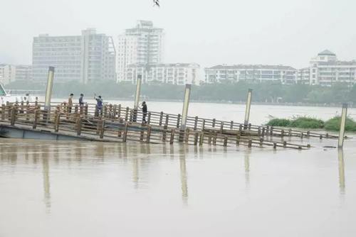 钱塘江流域暴发建国后第二大洪水 百年古桥被冲毁
