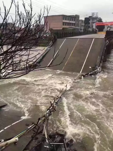 钱塘江流域暴发建国后第二大洪水 百年古桥被冲毁