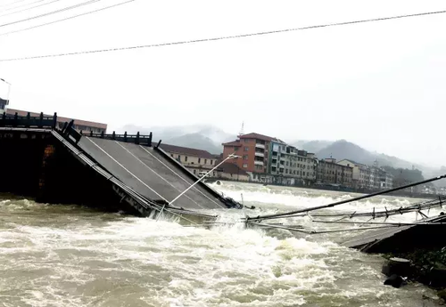 钱塘江流域暴发建国后第二大洪水 百年古桥被冲毁