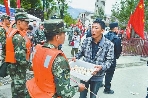 送餐志愿者：穿越两公里乱石堆送一口热菜到救援队