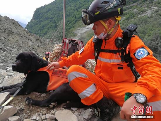 6月26日上午，四川茂县山体垮塌现场，来自贵州省的贵州众志救援队在搜救。6月24日5时45分，四川省阿坝藏族羌族自治州茂县叠溪镇新磨村新村组富贵山山体突发高位垮塌。事发当天，贵州众志救援队受贵州省应急办委派，奔赴四川参与救援。<a target='_blank' href='http://www.chinanews.com/'>中新社</a>发 田一凡 摄