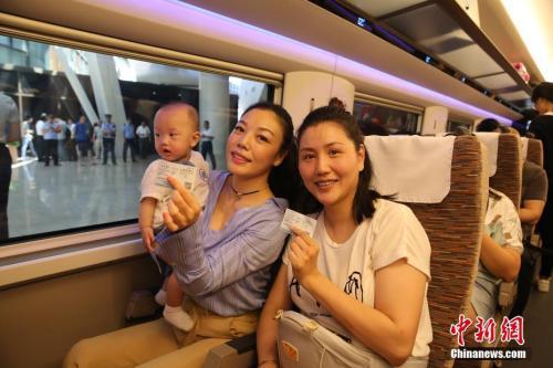 有幸搭乘“复兴号”列车从北京去往上海的乘客展示自己的新版高铁列车车票。中新网记者 翟璐 摄