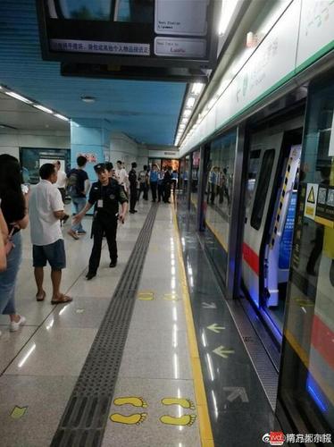 深圳地铁隧道内火花四溅  列车30秒转移2000乘客