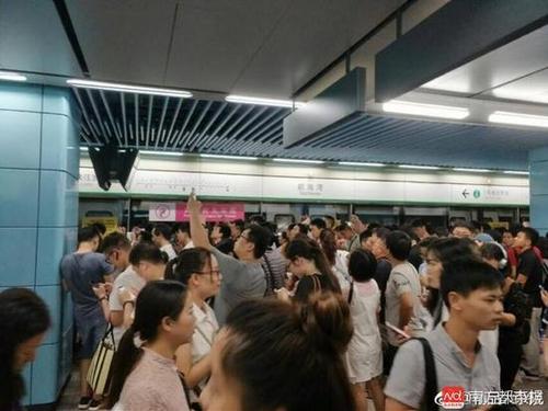 深圳地铁隧道内火花四溅  列车30秒转移2000乘客