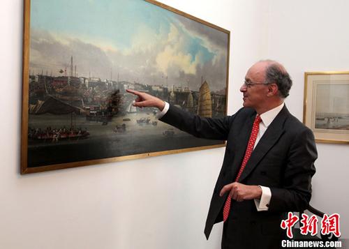 近日，英中贸易协会主席、怡和集团执行董事詹姆斯·沙逊勋爵接受<a target='_blank' href='http://www.chinanews.com/'>中新社</a>记者专访。他向记者介绍怡和集团会议室内的一幅油画，描绘的是19世纪广州码头风貌。 <a target='_blank' href='http://www.chinanews.com/'>中新社</a>记者 周兆军 摄