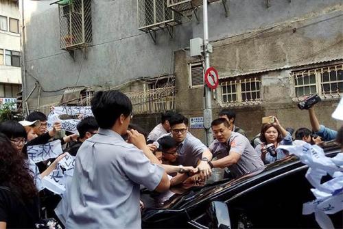 大观自救会早上突袭“行政院长”住家，阻挡载林全上班的座车，抗议者将座车拖延在巷道内约20分钟，后遭警察排除，林全座车扬长而去。(图片来源：台湾《中时电子报》)