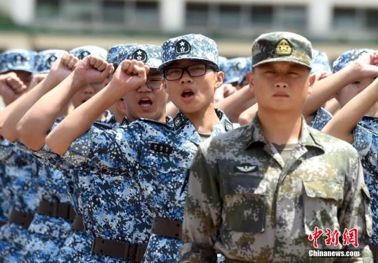 资料图：2016年7月18日，第十二届香港青少年军事夏令营在驻港部队新围军营举行开营仪式。图为学员宣誓。<a target='_blank' href='http://www.chinanews.com/'>中新社</a>记者 张宇 摄