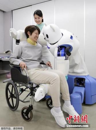 2月23日，在日本名古屋，为缓解出生率低以及人口老龄化带来的社会养老压力，日本理化学研究所等近日研制出“保姆机器熊”，能将行动不便的老弱病人从轮椅上抱起并转移到床上或者浴室。