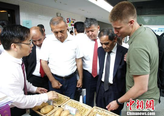 吉尔吉斯斯坦、塔吉克斯坦、乌兹别克斯坦等中亚五个国家的代表参观单位、企业展台。　沙见龙 摄