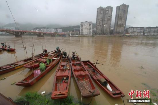 资料图：福建顺昌闽江上游富屯溪渔民正在整理船只。<a target='_blank' href='http://www.chinanews.com/'>中新社</a>记者 陈柏材 摄