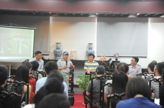 讲谈现场，自左至右分别为：复旦大学哲学学院李天纲教授、复旦大学文博系高蒙河教授、四川省考古研究院高大伦院长、四川省文物考古研究院水下考古研究中心主任刘志岩副研究员。