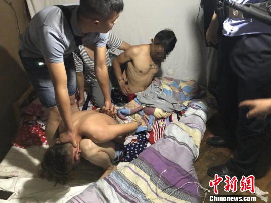 “95后”盗贼深夜入户偷盗被抓警方称：已是四进宫
