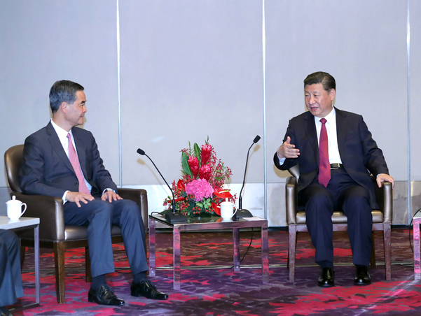 习近平会见梁振英