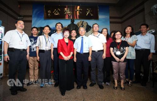 国民党主席洪秀柱(左5)30日在中央党部向党部同仁辞行，先后与国民党行管会总务室同仁道别，并合影留念。 “中央社”记者张新伟摄 