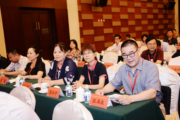 中国国民党革命委员会北京市第十三次代表大会闭幕会上，党员认真听会90