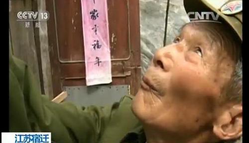 抗美援朝老兵家中升国旗20年 近30面旗被用旧替换