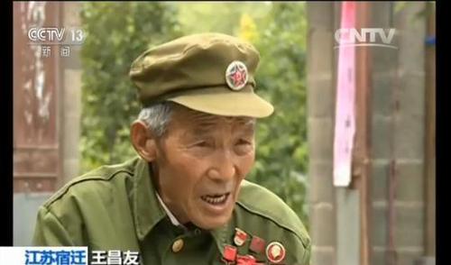 抗美援朝老兵家中升国旗20年 近30面旗被用旧替换