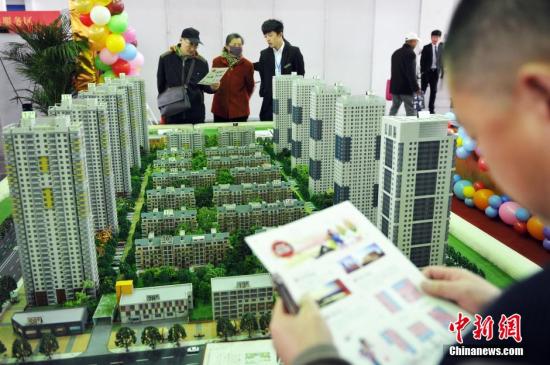 4月16日，辽宁省沈阳市，春季房交会现场，市民在沙盘前驻足。当天上午，由沈阳市人民政府主办、沈阳市房产局承办的2015沈阳春季房地产展示交易会拉开帷幕。据了解，本届春季房交会共有96家房地产开发企业169个商品房项目参展，可销售商品房源66803套，其中总参展房源数量的60%为90平方米以下的中小户型商品房。在展会期间购房，在税收、商业贷款和公积金贷款方面执行刚刚出台的楼市新政，并实行购房补助政策。这是沈阳优惠力度最大的一届房交会。孙昊声 摄