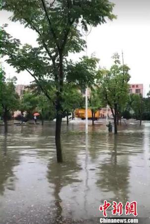 资料图：一场大雨，南京部分城区又见“碧波荡漾”。城管供图