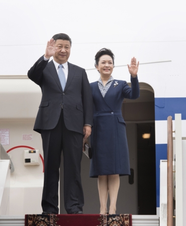 7月3日，国家主席习近平乘专机抵达莫斯科，开始对俄罗斯联邦进行国事访问。这是习近平和夫人彭丽媛步出舱门。