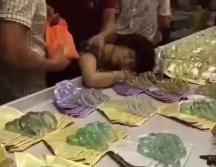 游客摔断30万玉镯晕倒