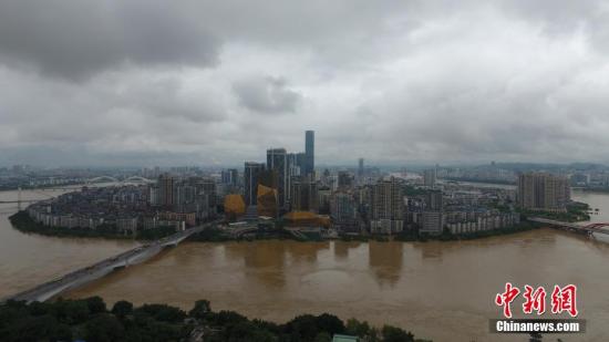 7月3日，因受连日暴雨影响，广西柳江河柳州段出现超警戒水位。洪水导致沿江低洼地带被淹，柳州呈现洪水围城的情景，城市在洪水中如同孤岛。当天4时50分许，柳江柳州水文站出现85.56米左右的洪峰水位(警戒水位82.5米)。连日来广西多地遭遇大到暴雨袭击，强降雨造成部分河流超警戒水位。 王以照 摄