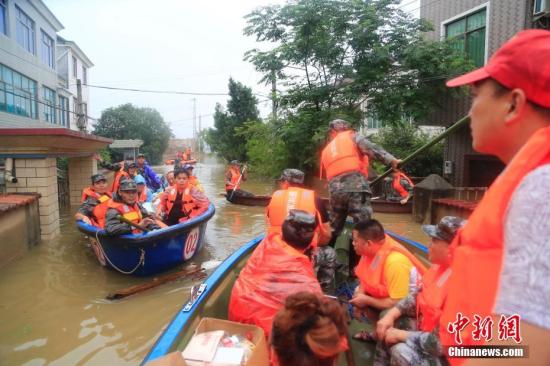 6月26日，受持续暴雨影响，浙江兰溪汛情严重，浙江省绍兴军分区迅速集结越城区柯桥区诸暨市应急分队，跨区救援兰溪。<a target='_blank' href='http://www.chinanews.com/'>中新社</a>发 夏先龙 摄